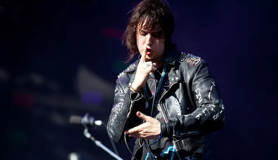 Illustration pour Julian Casablancas pose sa voix sur le morceau « No One There » d&rsquo;Exhibition