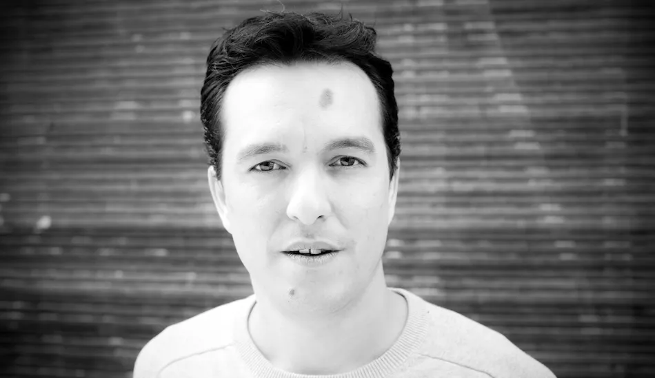 Illustration pour Exclu&nbsp;: « UN », le premier album chic et romantique de Malik Djoudi