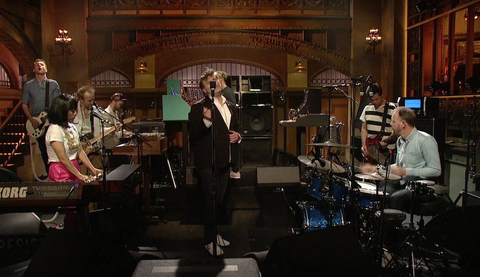 Illustration pour À voir&nbsp;: LCD Soundsystem joue ses deux nouveaux morceaux sur le plateau du « Saturday Night Live »