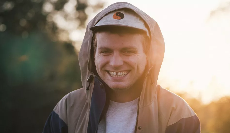 Illustration pour Mac DeMarco offre un clip complètement psyché et en réalité virtuelle à « This Old Dog »