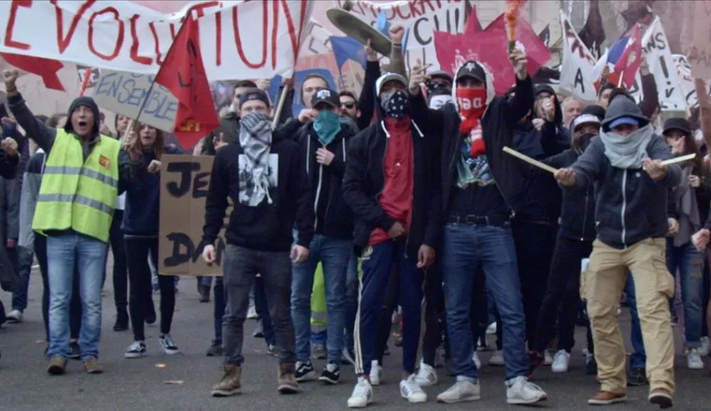 Illustration pour Exclu&nbsp;: le clip insurrectionnel de Tomalone pour « Dès Que Tu Me Touches »