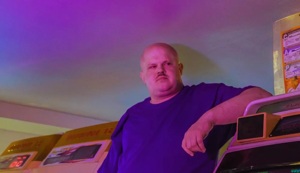 Illustration pour Teki Latex balance une nouvelle mixtape