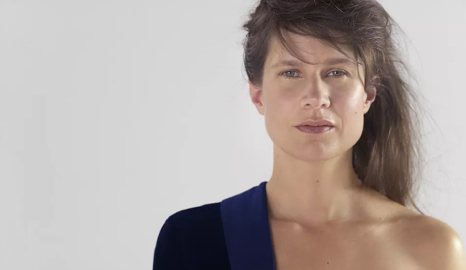 Illustration pour Camille dévoile un clip en réalité virtuelle pour son titre « Je ne mâche pas mes mots »