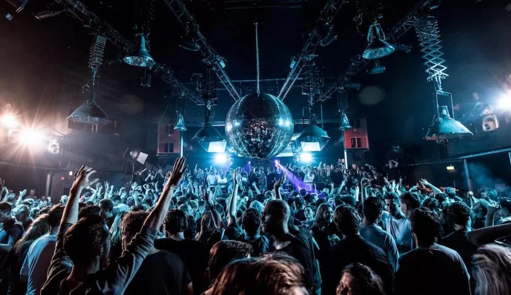 Illustration pour Le club hollandais De Marktkantine a trouvé la solution pour avoir de beaux line-up l&rsquo;été