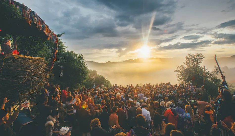 Illustration pour Les 72 meilleures heures de votre vie vous attendent en Bulgarie, au Meadows In The Mountains