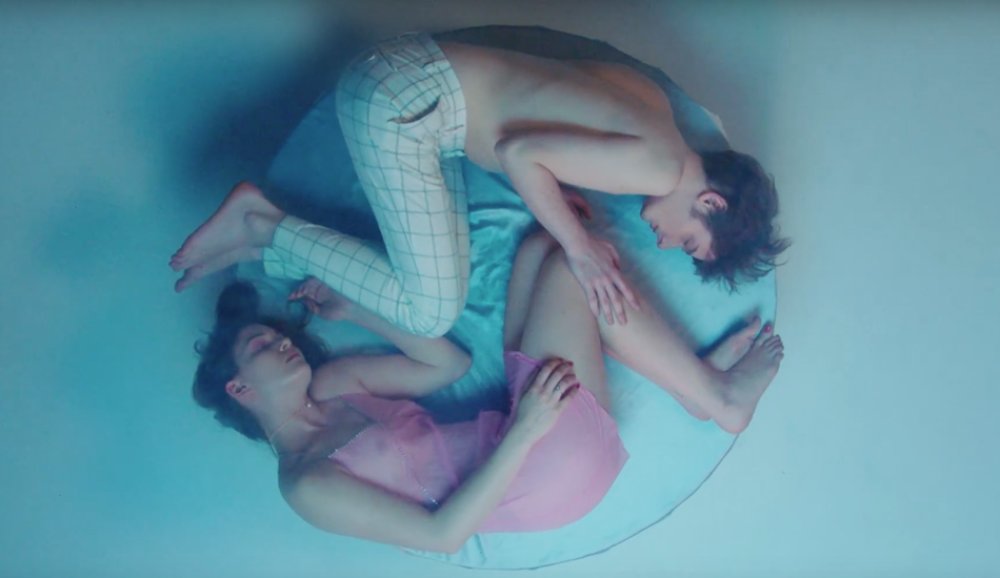 Illustration pour Sensualité et amour à deux dans le dernier clip de Lomboy pour « Loverboy »