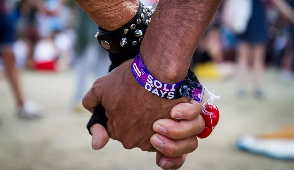 Illustration pour Solidays&nbsp;: l&rsquo;amour à l&rsquo;hippodrome