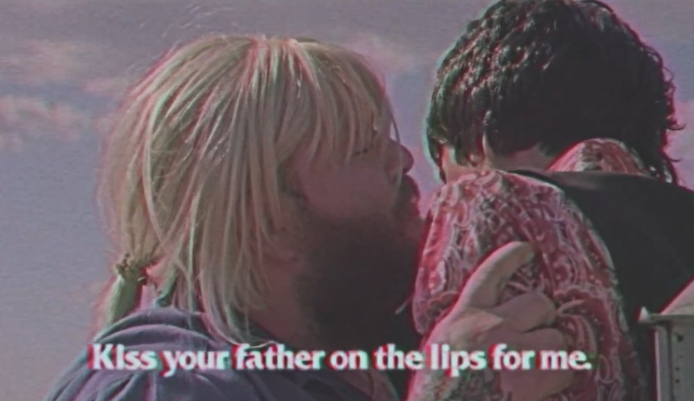 Illustration pour Action Bronson fait du deltaplane avec une perruque blonde dans son nouveau clip