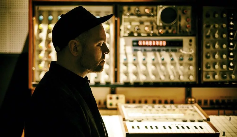 Illustration pour DJ Shadow vend sa collection de vinyles