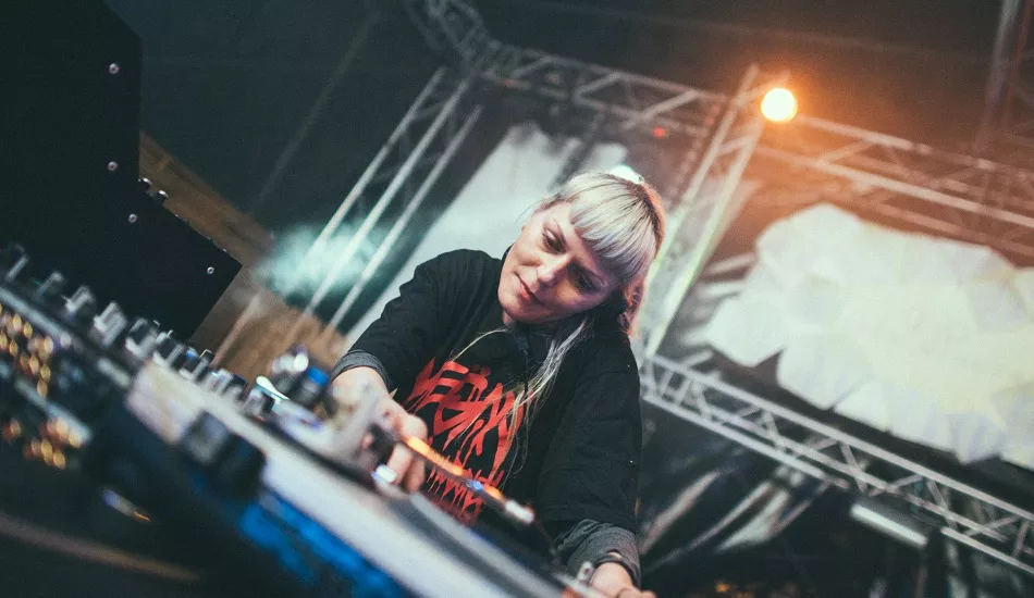 Illustration pour Open Minded à LaPlage de Glazart&nbsp;: les pieds dans le sable et la tête dans le caisson !