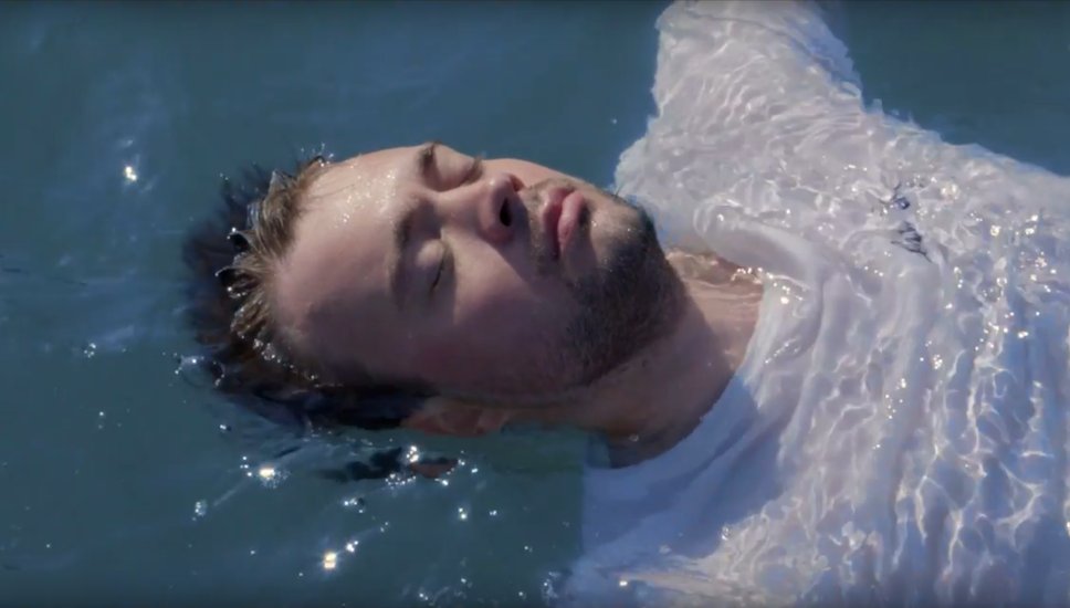 Illustration pour Lenparrot s&rsquo;entoure de Fishbach, Cléa Vincent, Michelle Blades et Juliette Armanet, et dévoile le clip de « UR BOAT »