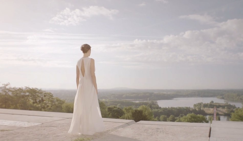 Illustration pour Camille offre un élégant clip à « Seeds »