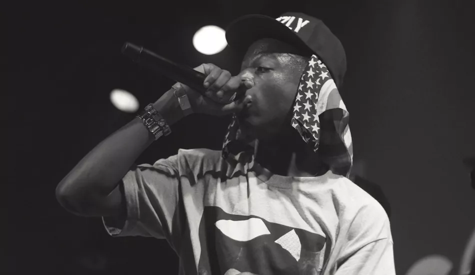 Illustration pour Joey Bada$$ regarde l&rsquo;éclipse sans lunettes et finit par annuler trois concerts de sa tournée