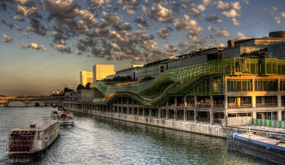 Illustration pour Scandale au Wanderlust&nbsp;: le club proposait des shots gratuits aux clientes montrant leur poitrine