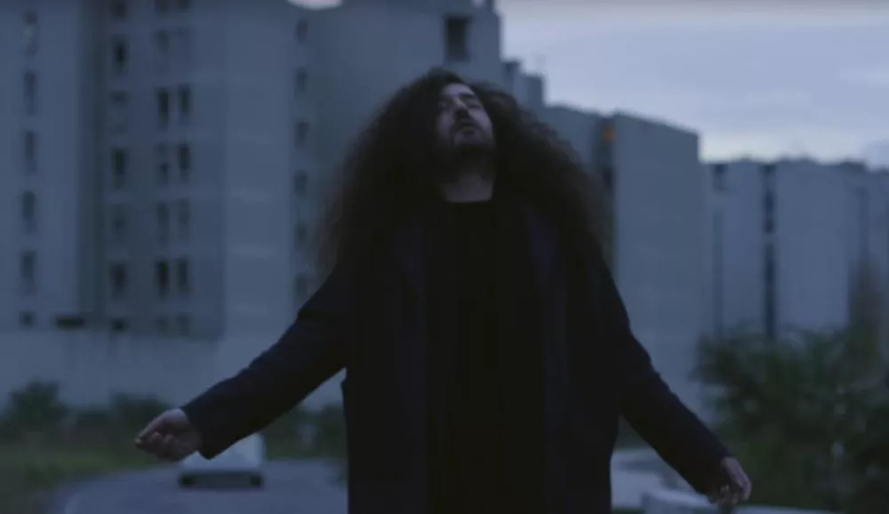 Illustration pour Il y a un chaton dans le nouveau clip de Chaton