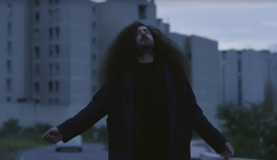 Illustration pour Il y a un chaton dans le nouveau clip de Chaton