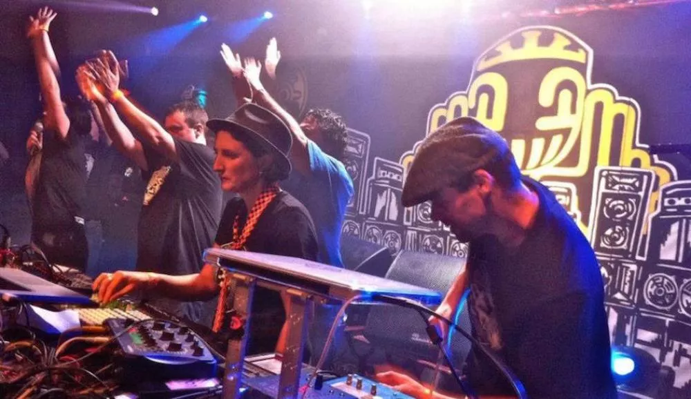 Illustration pour Exclu&nbsp;: Ixindamix nous livre un live inédit avant de fêter Noël au Glazart avec les SP23 au complet