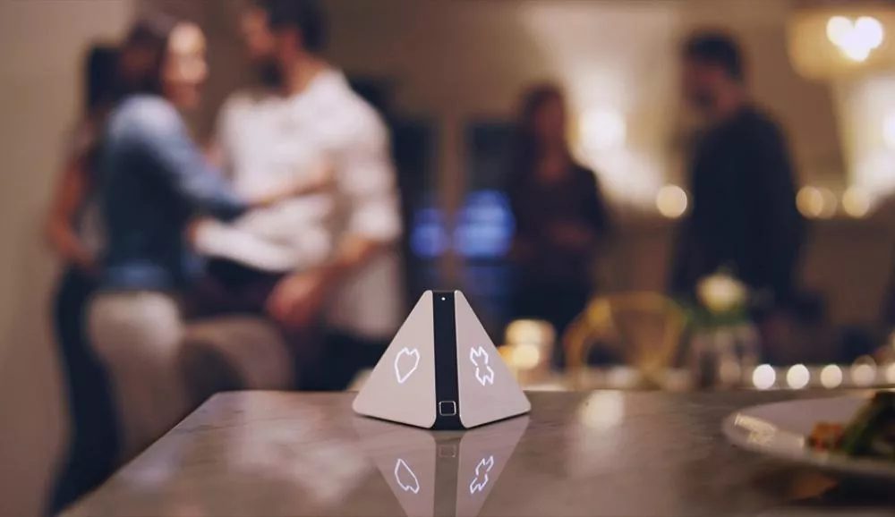 Illustration pour Concours&nbsp;: gagnez un exemplaire de Prizm, la pyramide connectée qui choisit la musique pour vous