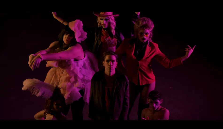 Illustration pour Dans son nouveau clip, Bagarre vous invite à danser (mais pas seul)