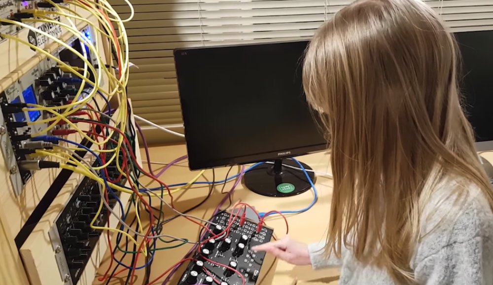 Illustration pour Une enfant transforme une étagère en synthé modulaire