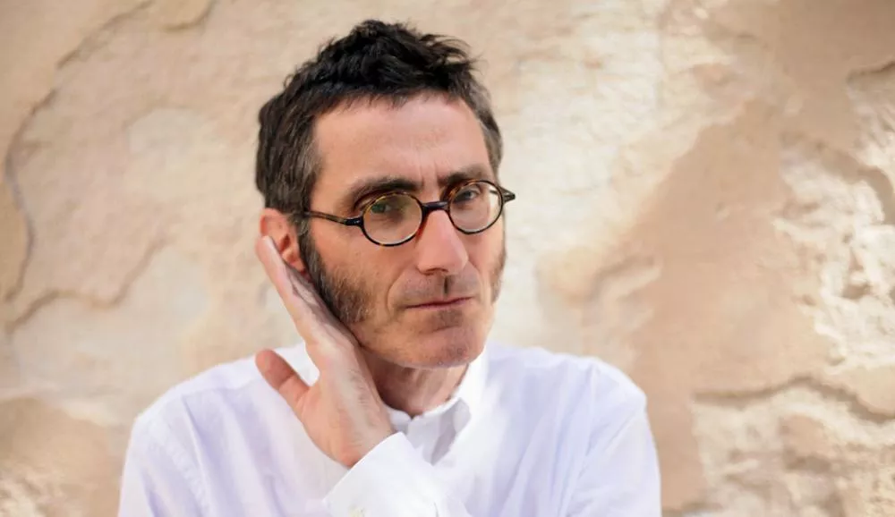 Illustration pour Exclu&nbsp;: Ignatus dévoile la parfaite critique du « Métro, boulot, dodo » dans son clip « Un travail »