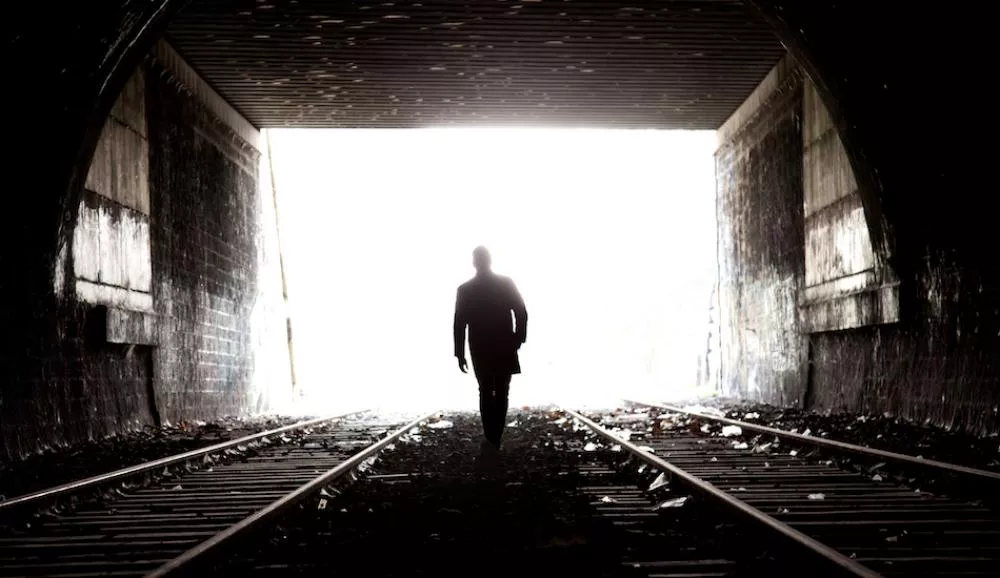 Illustration pour Le Spectre entre dans une maison hantée pour le clip « Why Her »