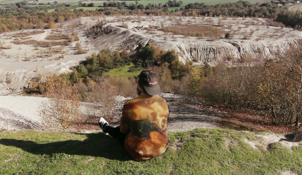 Illustration pour Partez à la découverte de Mou dans son nouveau clip « Chemise »