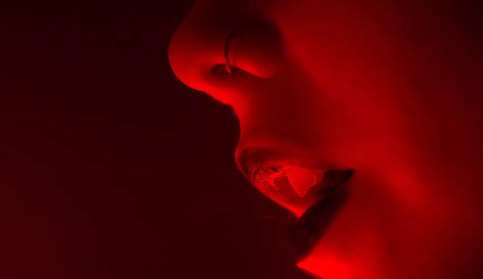 Illustration pour Exclu&nbsp;: désir et techno progressive dans ce clip d&rsquo;Easy Morph, extrait de la prochaine compil&rsquo; Péché Mignon