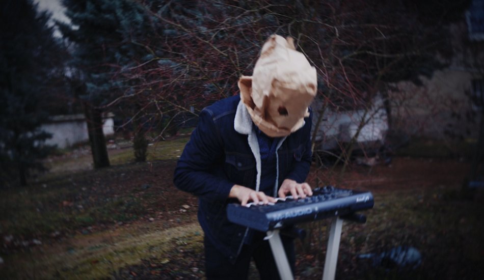 Illustration pour Exclu&nbsp;: surréalisme et darkwave dans ce nouveau clip du Lyonnais HangOyster