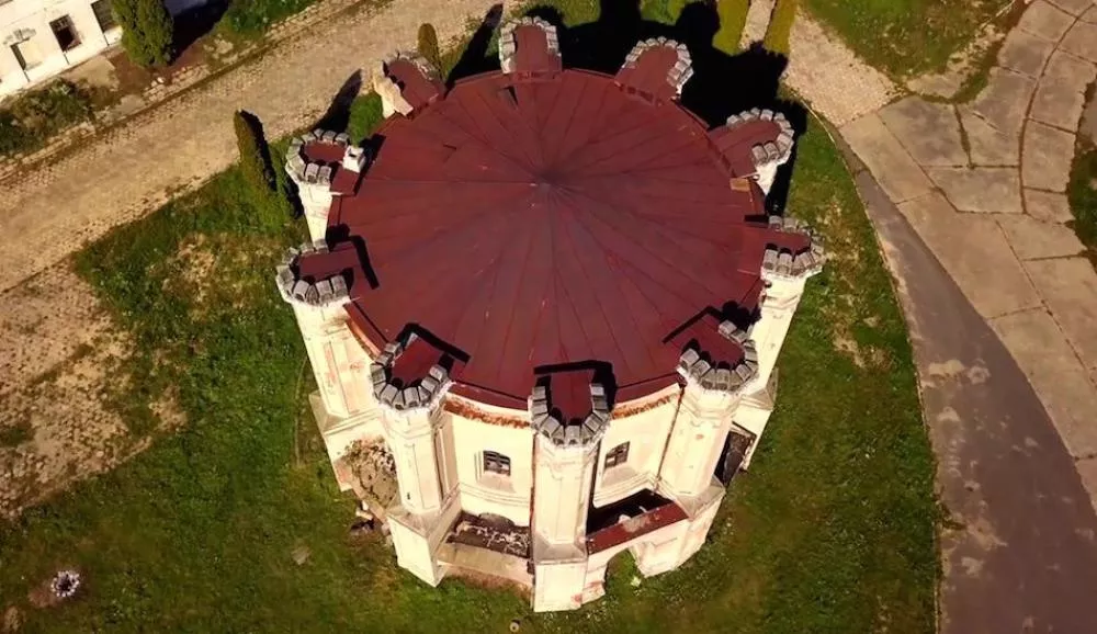 Illustration pour Tentés par un festival techno dans une forteresse du XIXe en Pologne ?