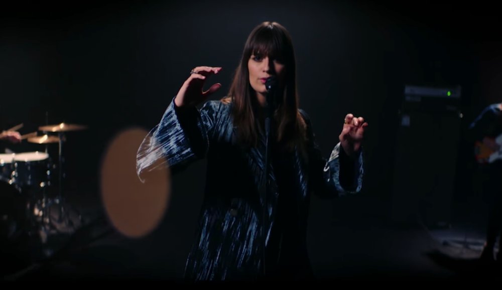 Illustration pour Clara Luciani a repris en français « The Bay » de Metronomy