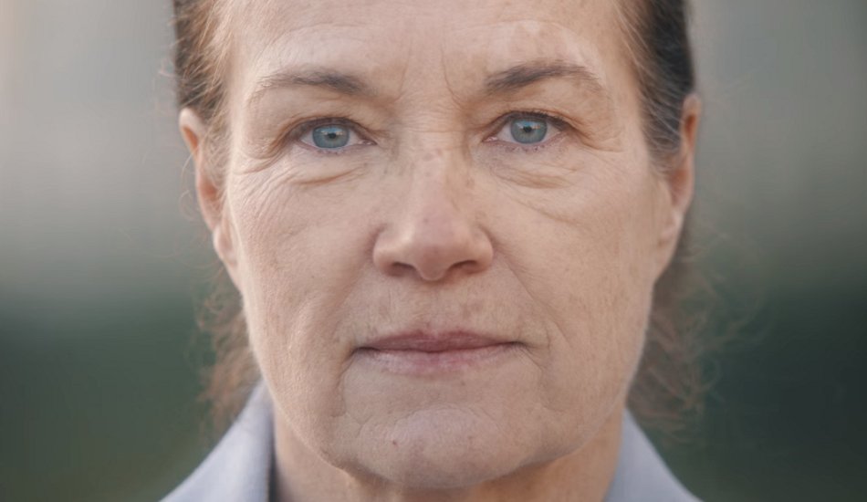 Illustration pour La réalisatrice Charlotte Abramow rend hommage à toutes les femmes en offrant un clip aux « Passantes » de Georges Brassens