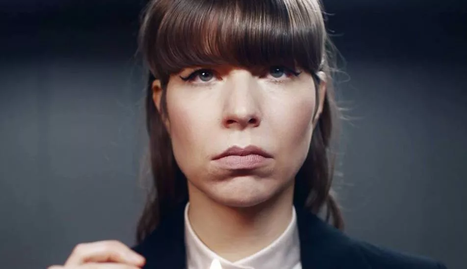 Illustration pour Prenez l&rsquo;ascenseur avec Calypso Valois dans le clip de « Cannibales »