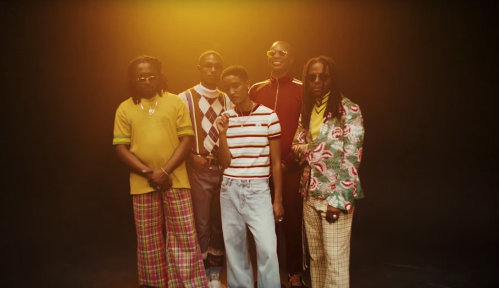 Illustration pour The Internet invite Tyler, the Creator et Mac DeMarco dans le clip de « Roll (Burbank Funk) »