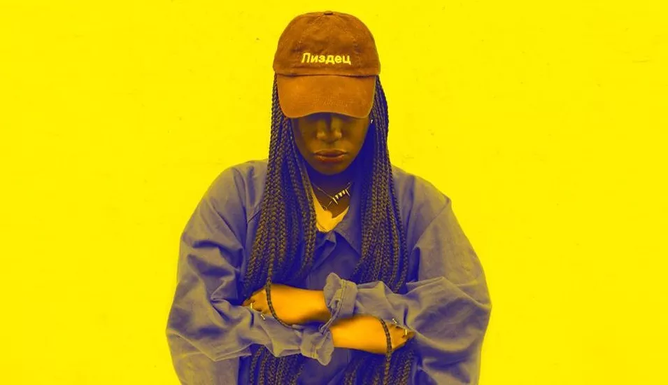 Illustration pour Tshegue continue de réinventer l&rsquo;afropunk dans son dernier clip