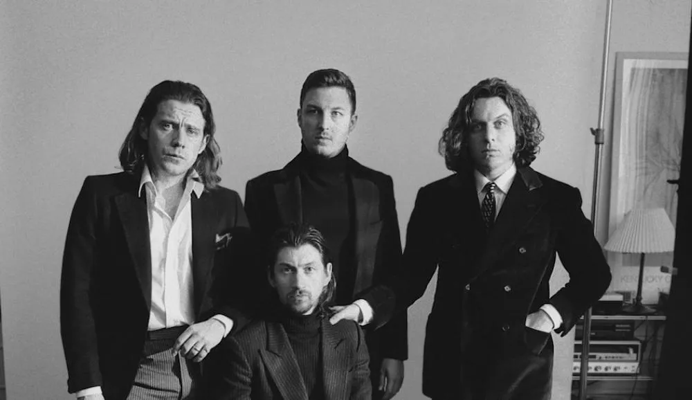Illustration pour Arctic Monkeys calme ses ardeurs avec  » Tranquility Base Hotel + Casino »