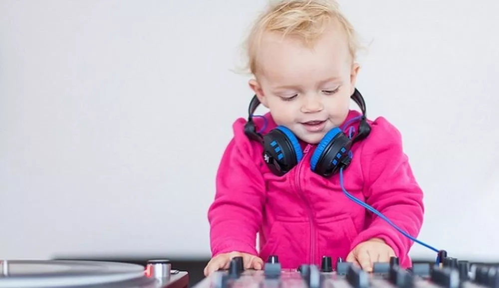 Illustration pour Le DJing au programme du brevet des collèges britannique !