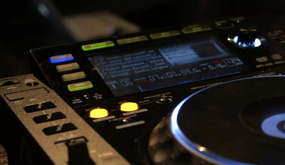 Illustration pour Un track joué en club, combien ça rapporte à son auteur ?