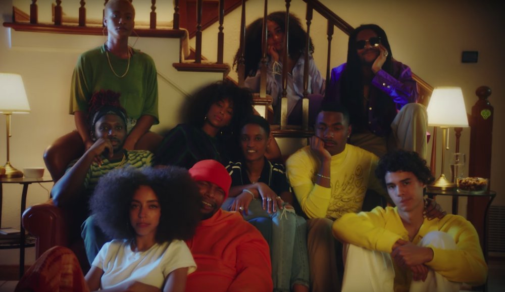 Illustration pour The Internet déclare sa flamme dans le clip de « Come Over »