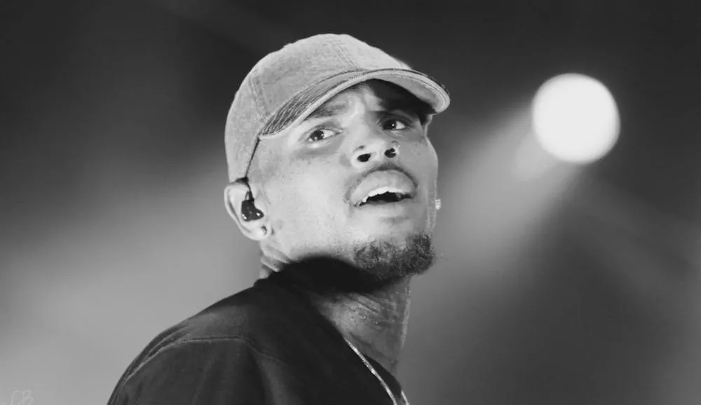 Illustration pour Tsugi Daily&nbsp;: Chris Brown arrêté à son concert, le gameshoot d&rsquo;Angèle, le MaMA lâche ses premiers noms…