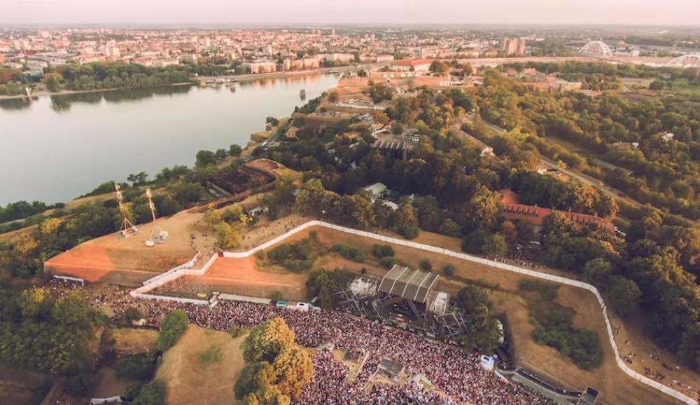 Illustration pour Direction la Serbie pour l&rsquo;EXIT Festival, « meilleur grand festival d&rsquo;Europe »