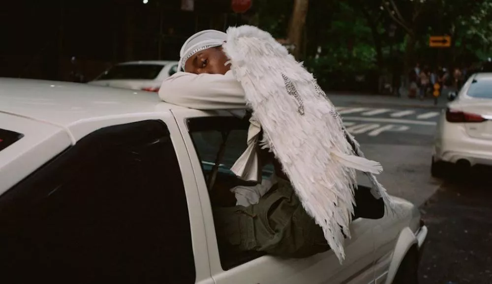 Illustration pour « Negro Swan », l&rsquo;ange plein d&rsquo;espoir de Blood Orange