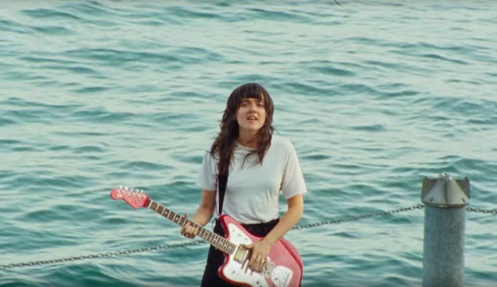 Illustration pour Courtney Barnett en balade à Toronto dans le clip de « Charity »