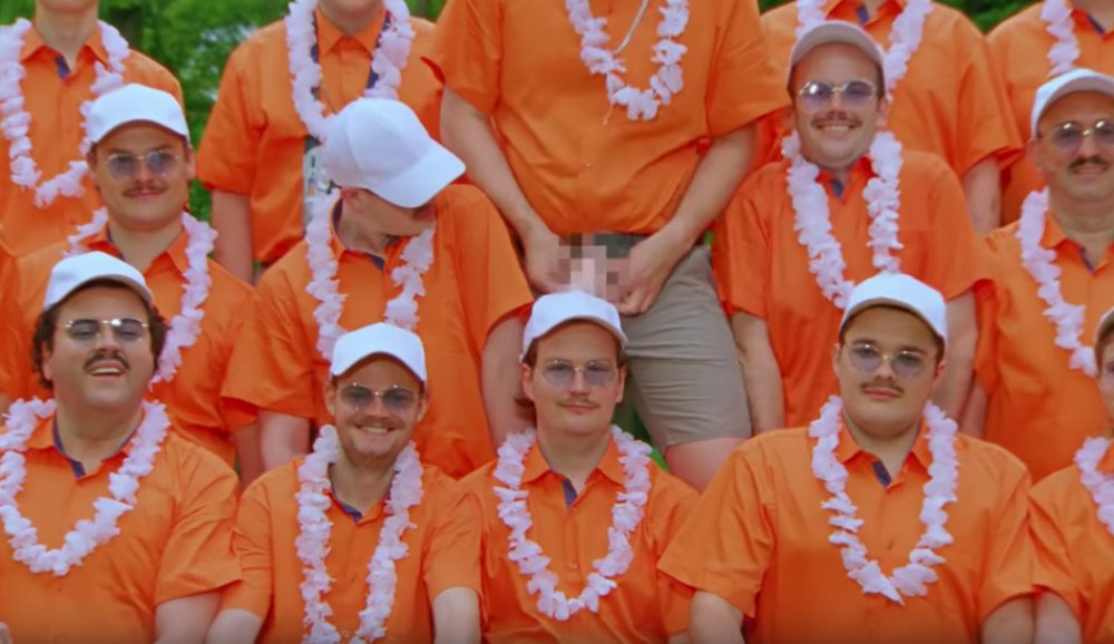 Illustration pour Myd raconte son week-end team building chaotique dans le clip « Muchas »