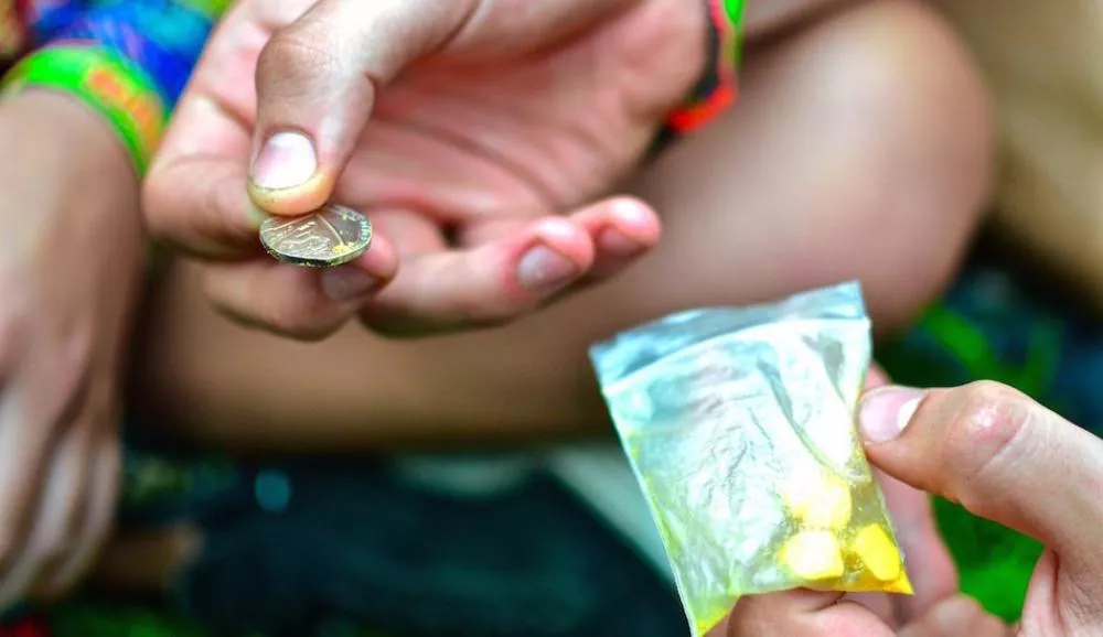 Illustration pour Bientôt un labo itinérant pour tester vos drogues dans les festivals français ?