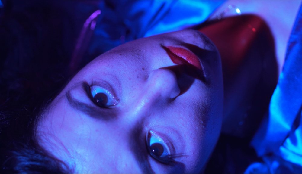 Illustration pour LAAKE marie piano et techno hardcore dans le clip fabuleux de « Melancholia »