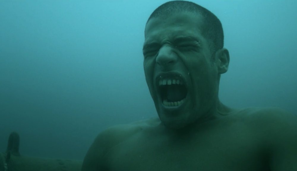 Illustration pour A voir&nbsp;: « Embrace » le clip explosif d&rsquo;Agoria sur la brutalité du cadre militaire