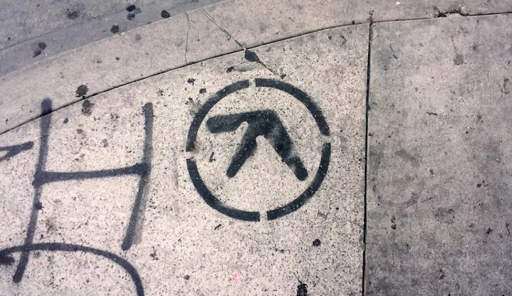 Illustration pour Aphex Twin publie deux versions inédites de « Avril 14th »