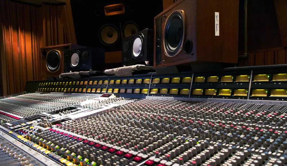 Illustration pour Radio France lance une vente aux enchères d&rsquo;instruments et machines légendaires