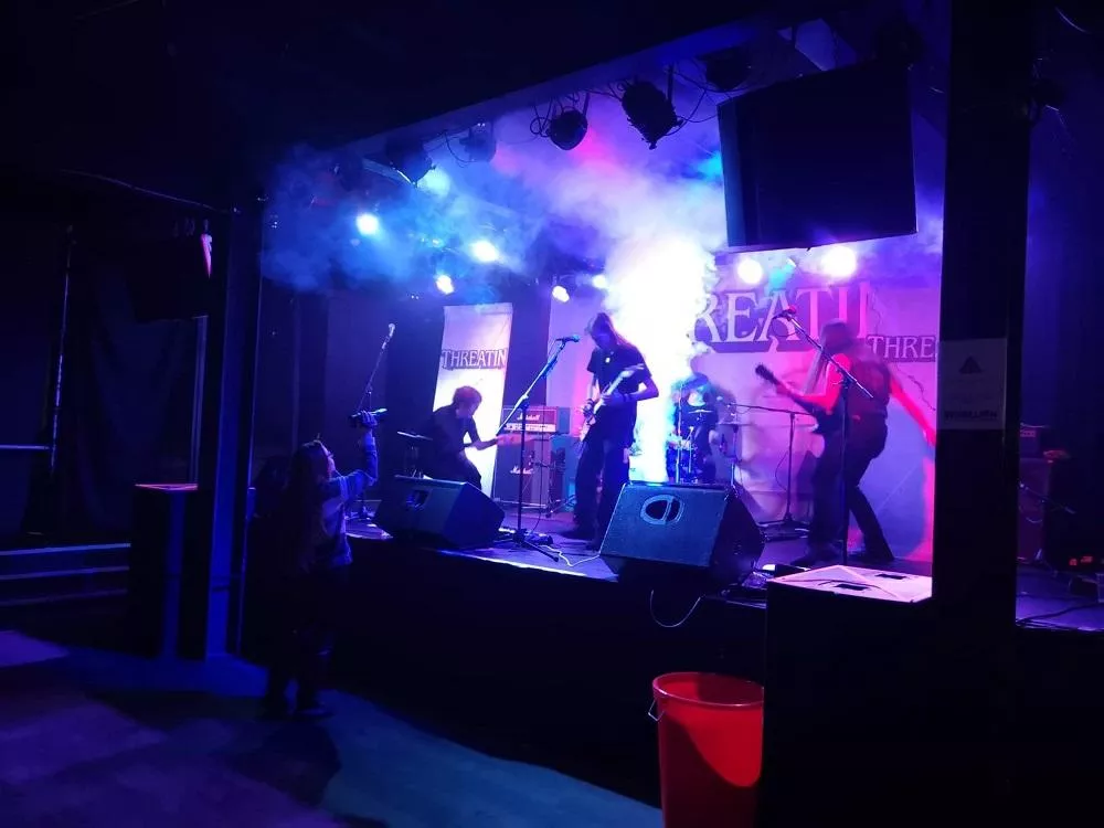 Illustration pour Threatin concert vide